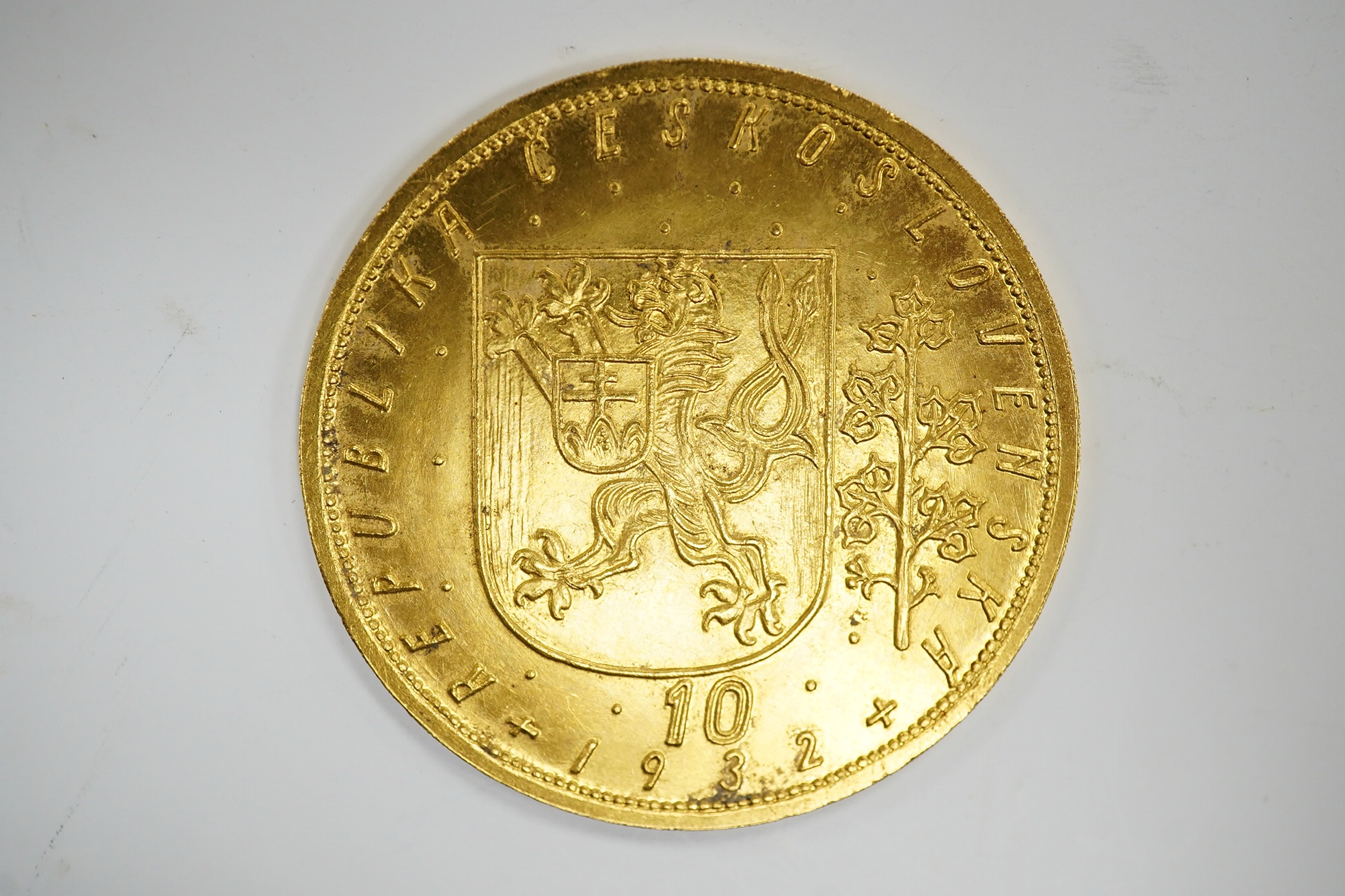 Czechoslovakia gold coins, First Republic, 10 Dukátu 1932, KM.14, minute edge nicks otherwise about UNC, limited production of 1035 examples, scarce